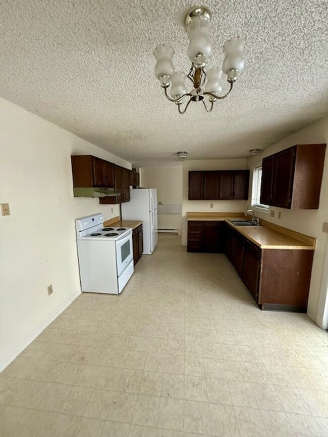 Building Photo - 2 Bedroom 1 Bath Duplex - NEW LOW PRICE