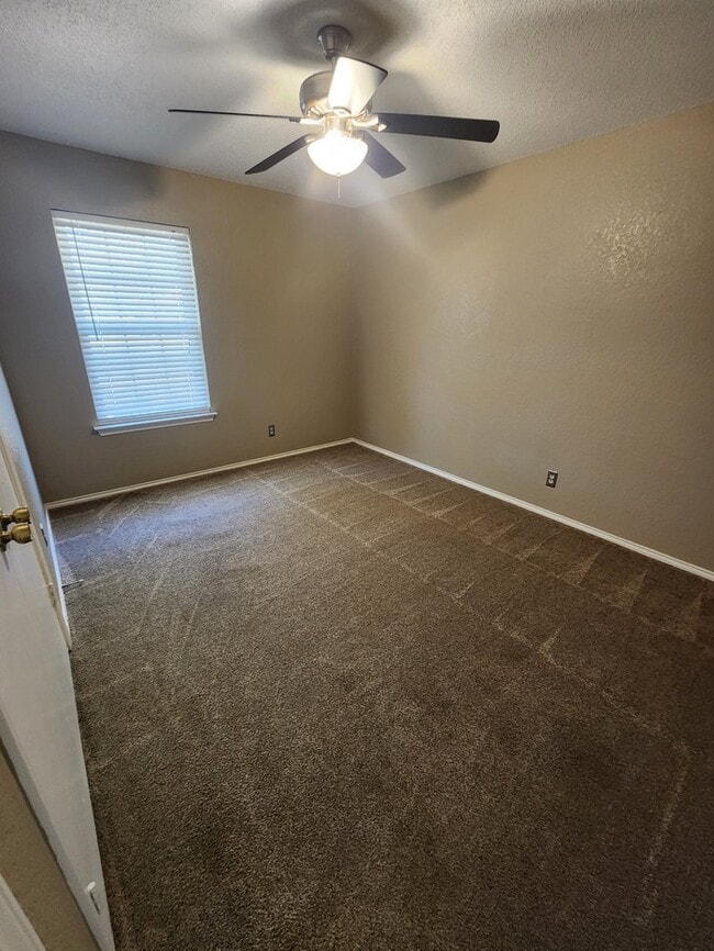Building Photo - 3 bed 2 bath 2 car garage, move in ready!