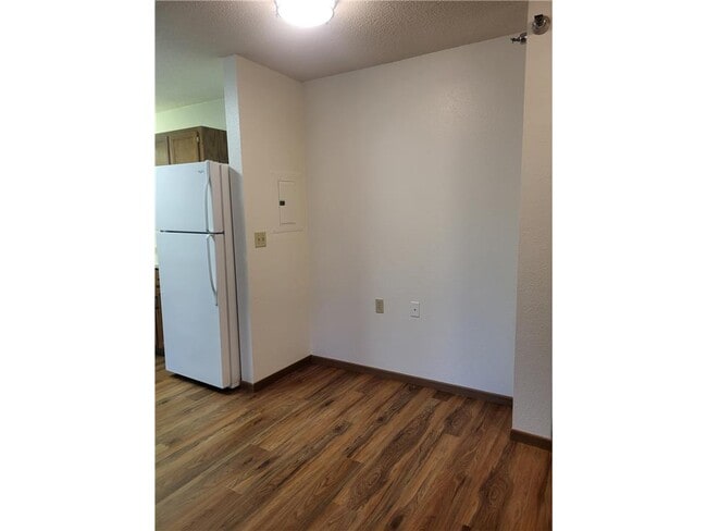 Building Photo - 609 Main St S