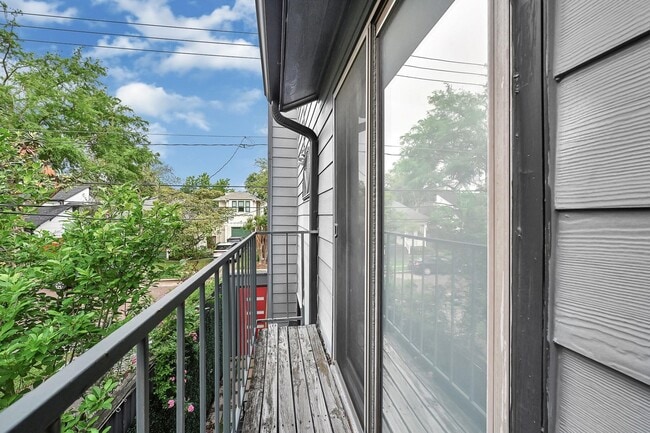 Building Photo - 2100 Commonwealth St