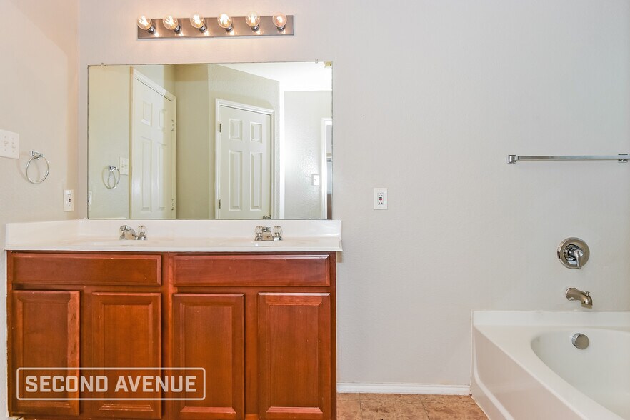 Building Photo - 680 Austin Ln