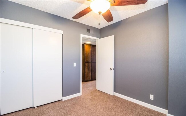 Building Photo - Gorgeous Townhome with a Courtyard !
