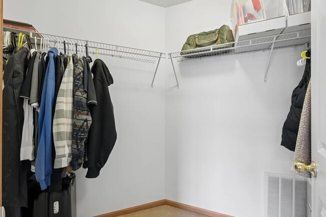 Building Photo - Quiet 2 bedroom with study area.