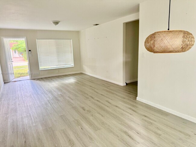 Building Photo - 2546 Scott St