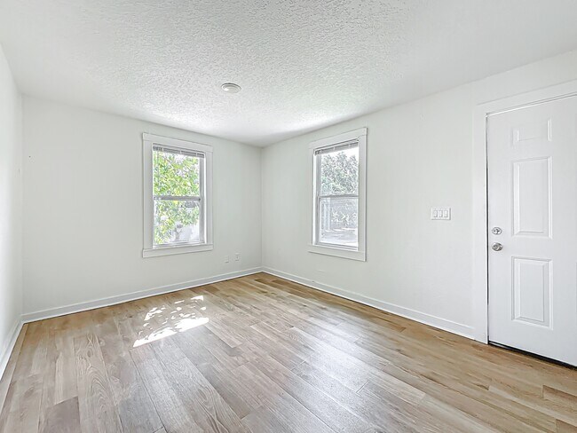 Building Photo - 844 Tyler St