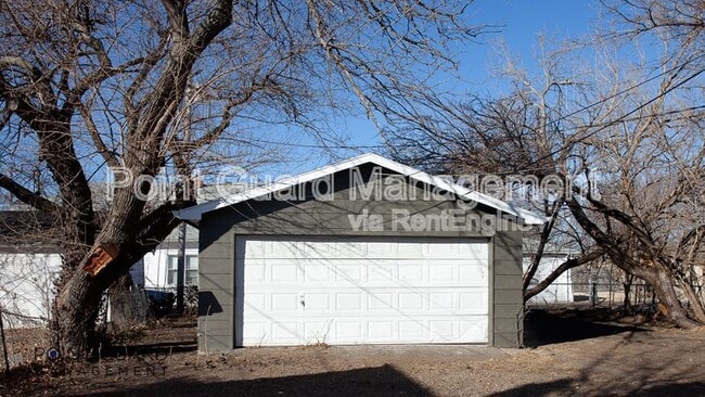 Building Photo - 635 S Sycamore St
