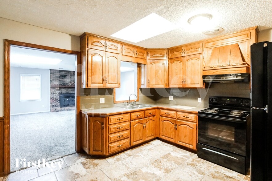 Building Photo - 6900 Fairlane Dr