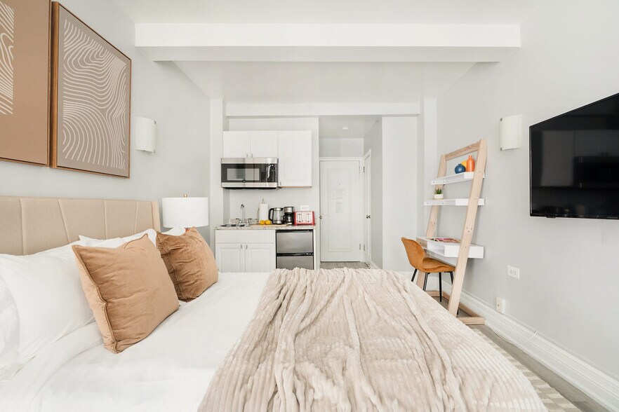 Building Photo - 240 W 73rd St