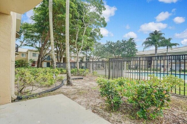 Building Photo - 1700 Crestwood Ct S