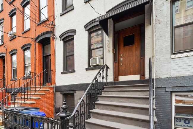 Building Photo - 208 9th St