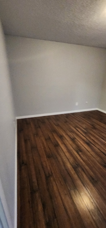 Building Photo - 300 Cottonwood Ln