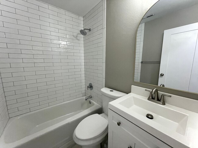 Building Photo - Upgraded 2-Bedroom Condo Near the Universi...