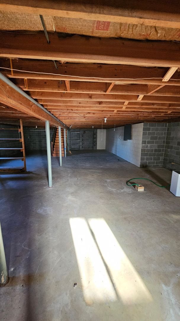 Building Photo - Spacious Single Family Home