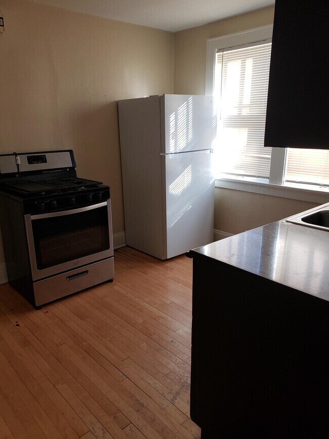 Building Photo - 2902 E Van Norman Ave