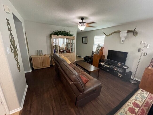 Building Photo - Lovely well maintained 3 bedroom 2 bath