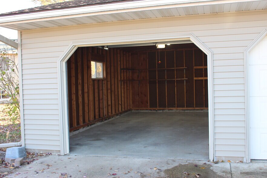 Attached Garage - 1061 Terrace Dr