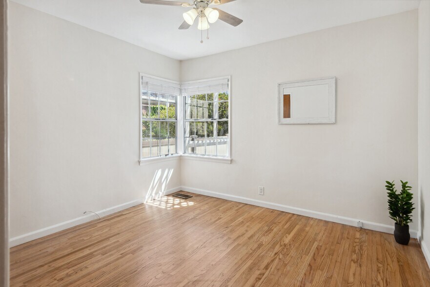 Building Photo - 526 Avenue A Ave