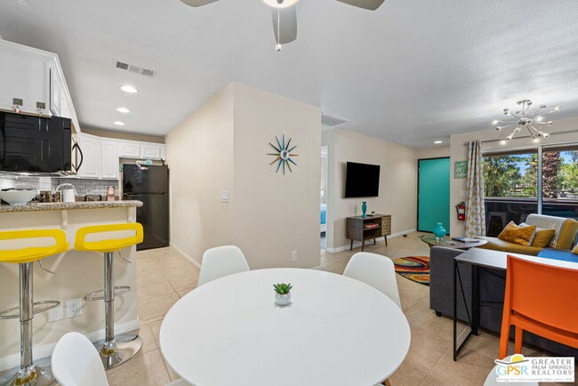 Building Photo - 575 N Villa Ct