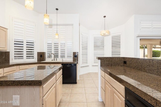 Building Photo - 3350 S Oleander Dr