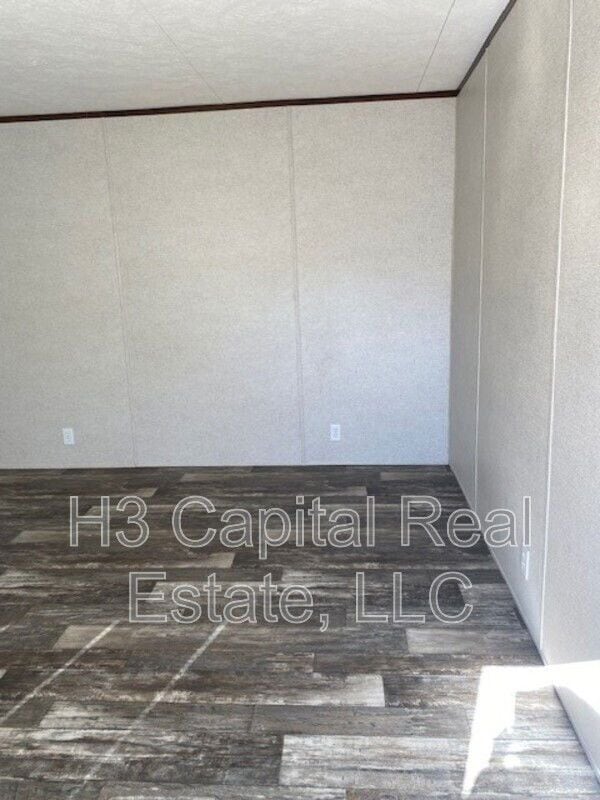 Building Photo - 524 Chickadee St