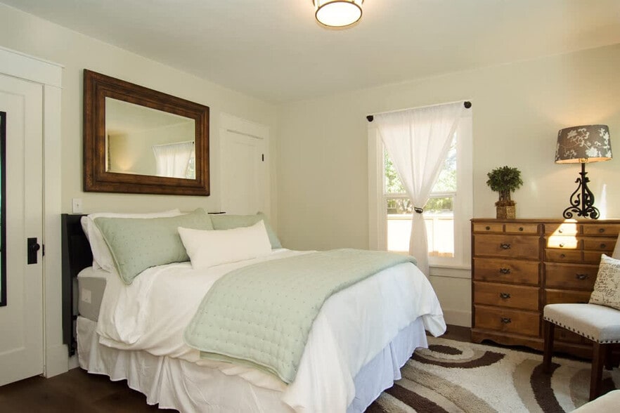 Building Photo - 1924 Cleveland Blvd