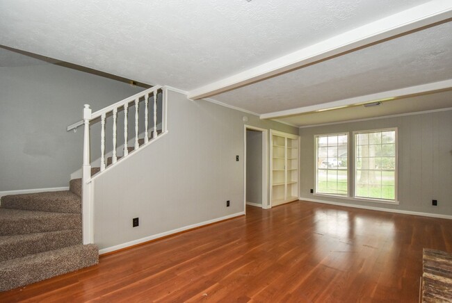 Building Photo - LARGE RECENTLY REMODELED 4 BEDROOM 2.5 BAT...