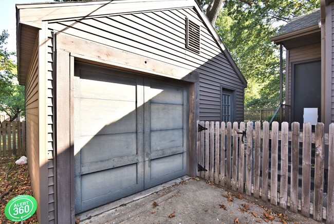 Building Photo - Remodeled bungalow in the heart of Mid-town