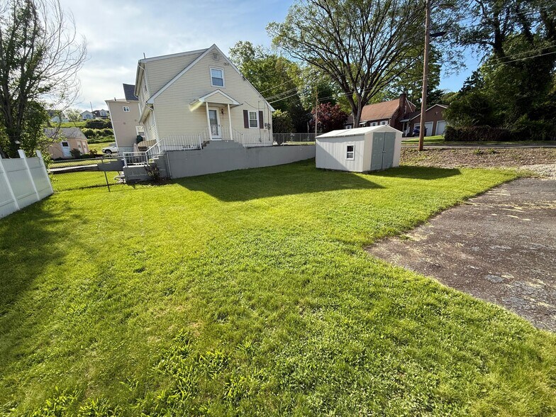 Building Photo - 58 Beecher St