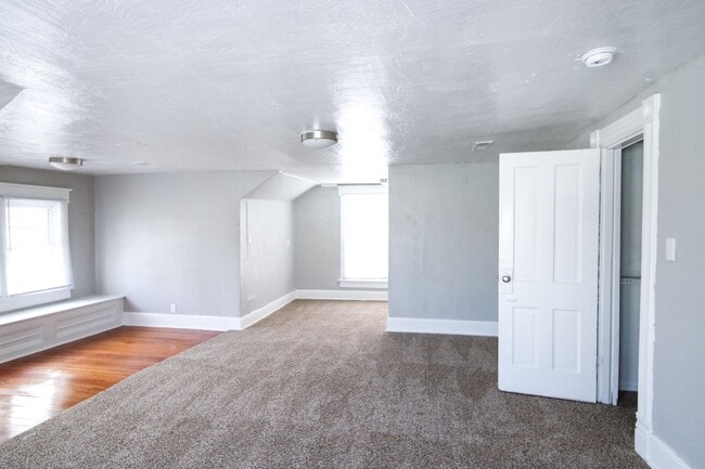 Building Photo - **Spacious 3 bed 2 bath w/ Fenced In Back ...