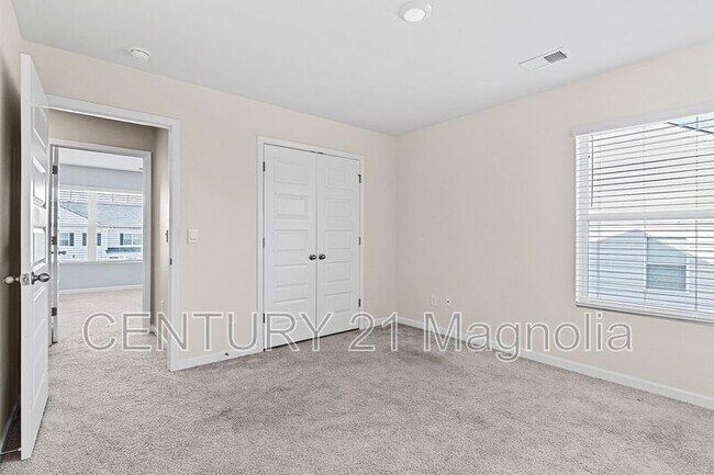 Building Photo - 552 Post Oak Ln