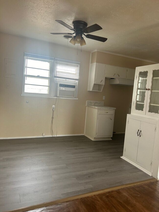 Building Photo - Super cute, Southlawn cutie!