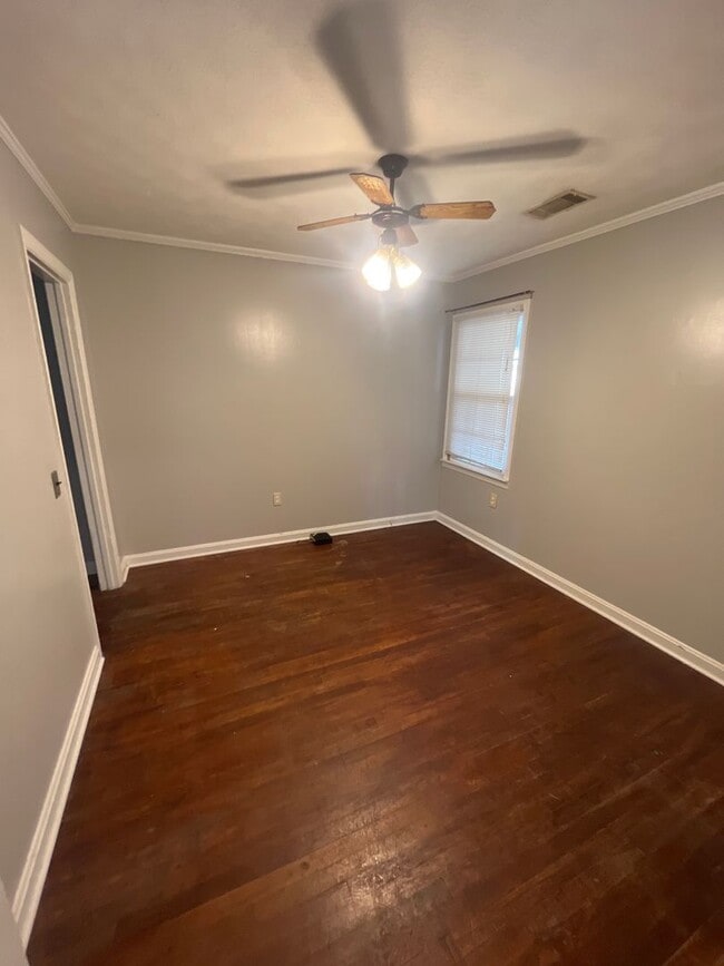 Building Photo - 3 Bed/2 Bath Home