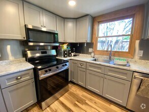 Building Photo - SUMMIT CHASE #15 | 2 BED 1.5 BATH FIVE POI...
