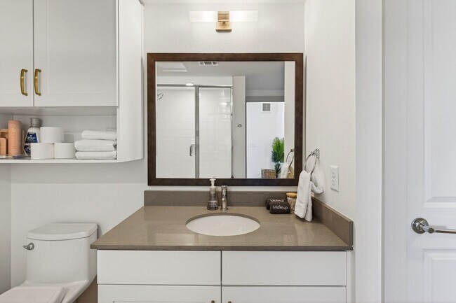 Building Photo - 1301 Leah Ave