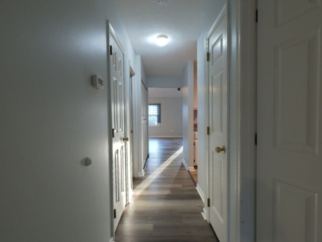 Building Photo - Beautiful 2 Bedroom 2 Bathroom Townhome Lo...