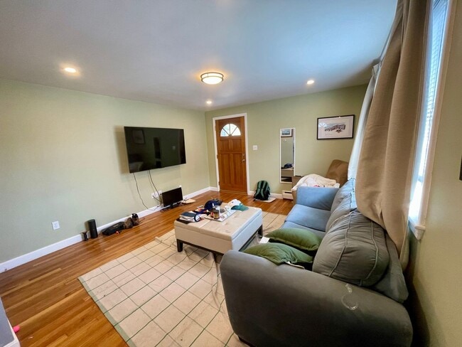 Building Photo - 1 Bedroom Condo for Rent $2,400