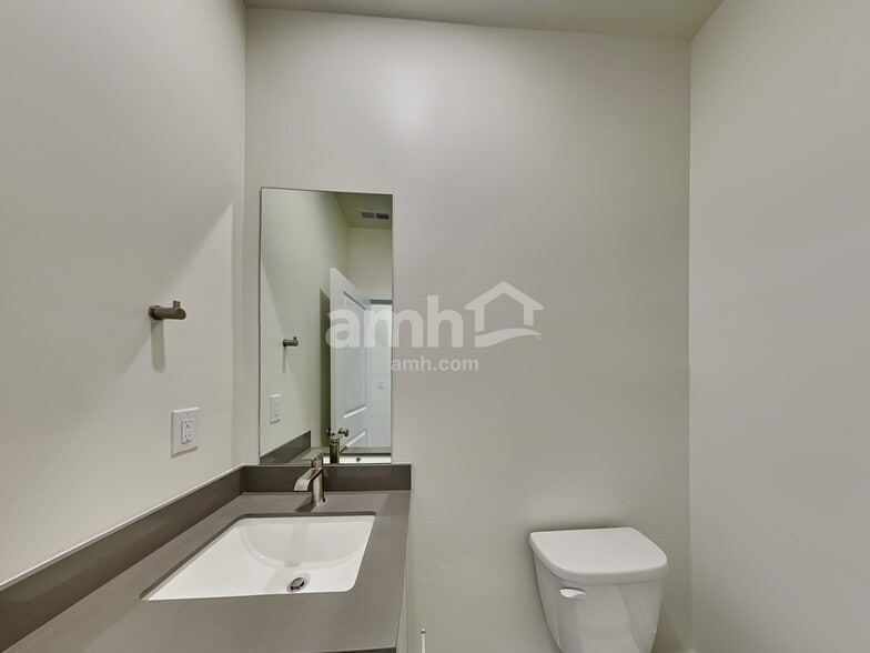 Building Photo - 886 N Rivermist Pl