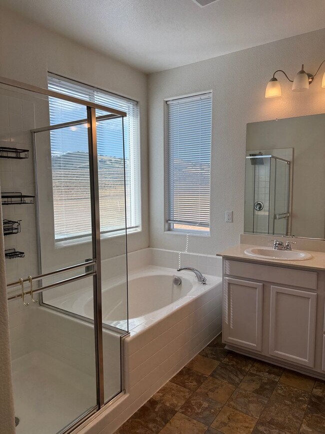 Building Photo - NOW AVAILABLE!! BEAUTIFUL HOME IN GATED COMMUNITY OF PATTERSON