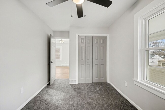 Building Photo - Updated 3BR Upper Unit with Garage Parking and Porch