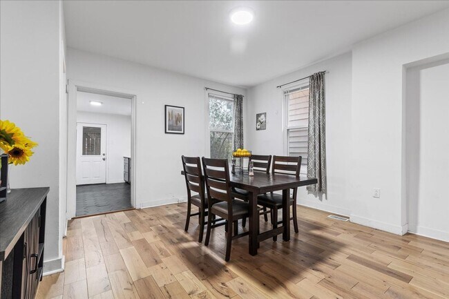 Building Photo - Renovated 3-bed, 2.5-bath house in Heart o...