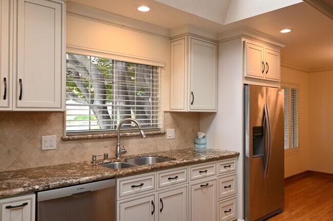 Building Photo - Prime Willow Glen, Just In Time for the Ho...