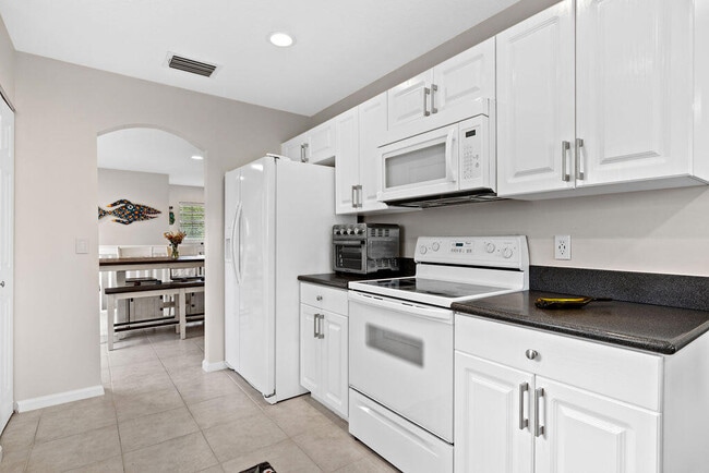 Building Photo - 8050 Aberdeen Dr