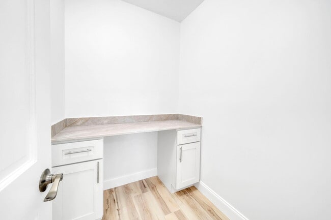 Building Photo - 1524 Glenlake Cir