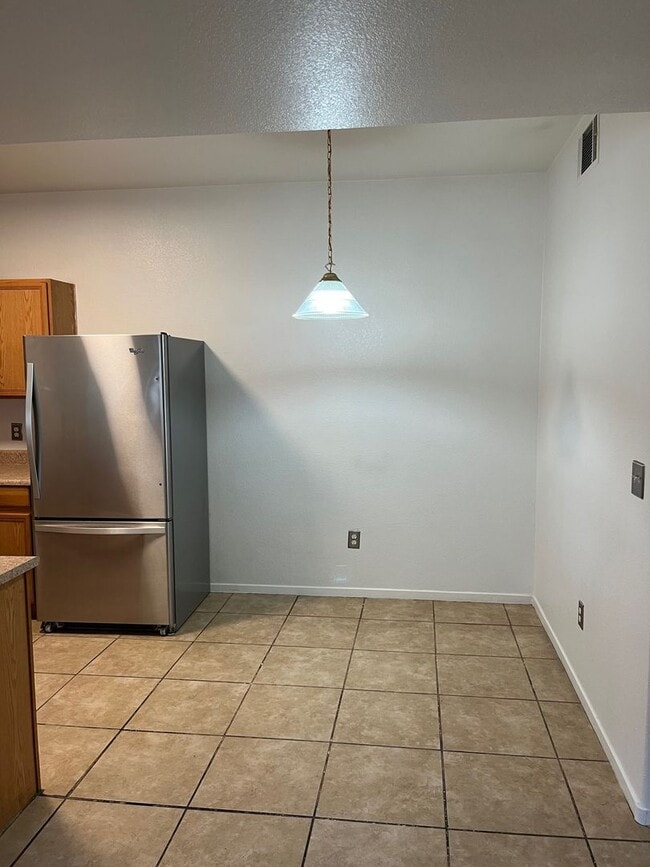 Building Photo - 2 Bedroom condo - Great Location