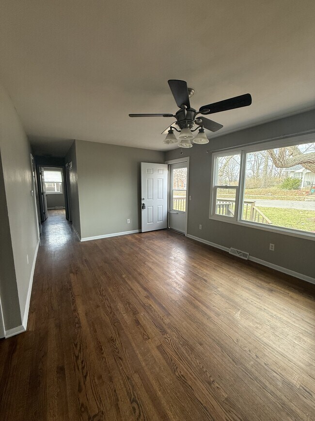 Building Photo - 732 E Culton St