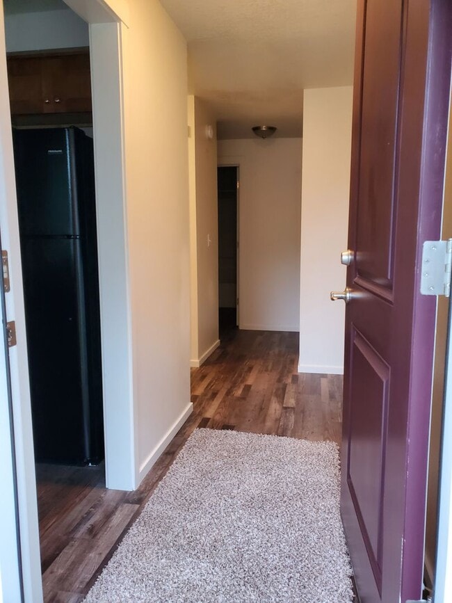 Building Photo - Single family ranch duplex. 3 bedrooms & 1...
