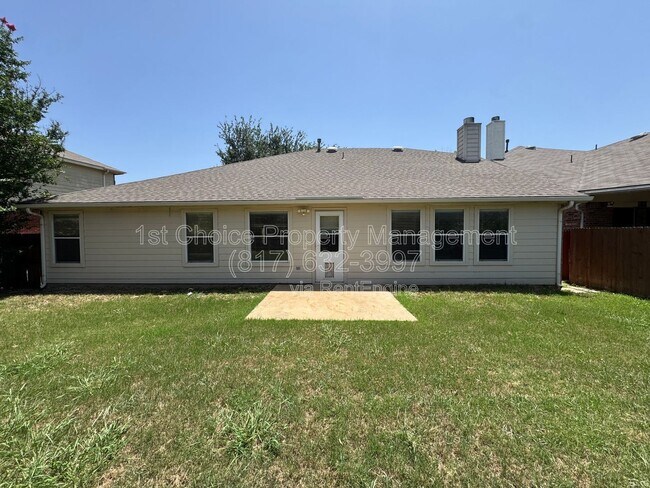 Building Photo - 304 E Clover Park Dr