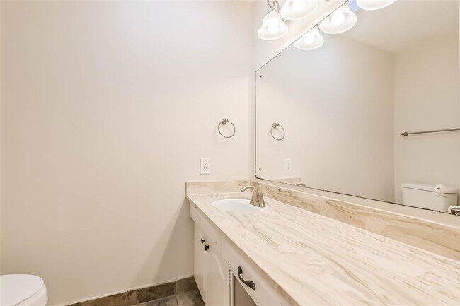 Building Photo - 496 N Post Oak Ln