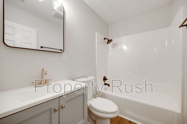 Building Photo - 2323 Green Forest Dr