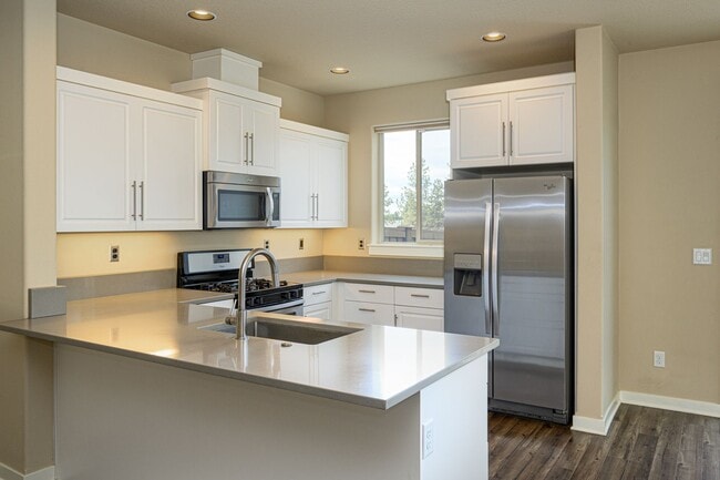 Building Photo - New listing!  Modern, A/C, Washer & Dryer included!